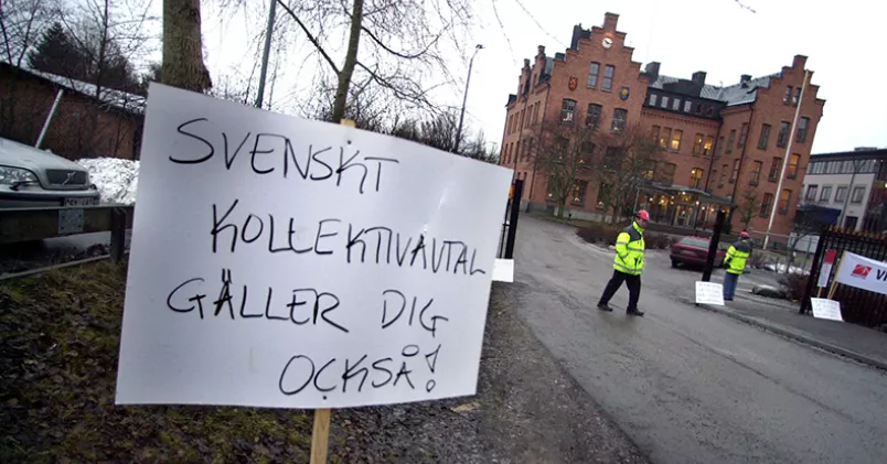 2004 blockerade Byggnads infarten för de lettiska byggnadsarbetarna som kommit till jobbet i Vaxholm där det lettiska företaget Laval un Partneris arbetsplats, det omstridda skolbygget, var försatt i blockad. Claus Gertsen/TT