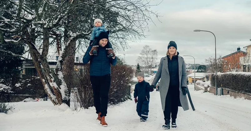 Konrad och Valter får båda njuta av att deras föräldrar Tommi och Linda delar lika på ledigheten. Alexander Donka