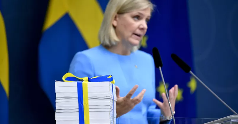 Regeringen föreslår att arbetsgivare som korttidspermitterar anställda också ska få stöd för kompetensutveckling. Magdalena Andersson presenterar budgeten.