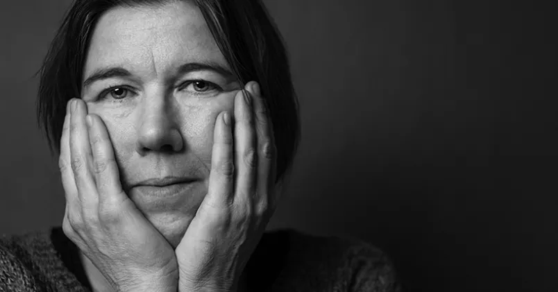 Nu är det snart ett år sedan Maria Sundbom Ressaissi fick de första symptomen på covid-19. I dag har hon svårt med koncentrationen, har en ständig sjukdomskänsla och är ofta trött. Jonas Malmström