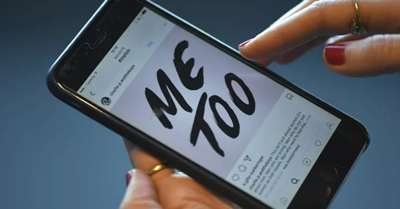 Sexuella trakasserier på jobbet. Mobiltelefon med texten Me Too.