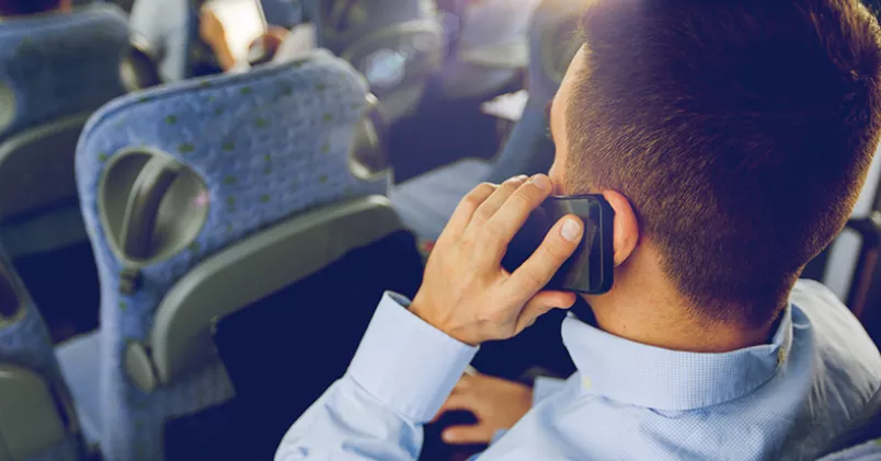 Klarar du av dina jobbsamtal på väg till jobbet? Eller ventilerar du en stressig dag på bussen hem? Tänk på att skitsnack om din arbetsgivare kan vara brott mot lojalitetsplikten och kan leda till uppsägning. Man sitter i telefon på bussen.