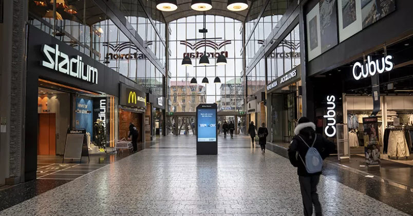Handeln är en av de branscher där flest sagts upp till följd av coronan. Inte minst i Göteborg. Det vanligtvis myllrande köpcentret Nordstan i Göteborg under en folktom dag i mars. Björn Larsson Rosvall / TT