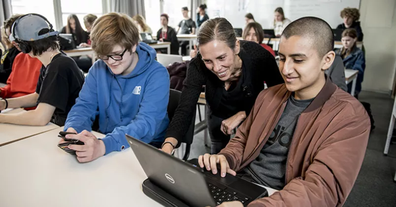 Permitterade Paula Khalil, som vanligtvis jobbar på SAS, är nybliven stödperson på Fryshusets grundskola i Stockholm. Här hjälper hon Olle Jeppsson och Leo Björne i klass 9C att komma igång med uppgifterna om hinduismen. Fredrik Stehn