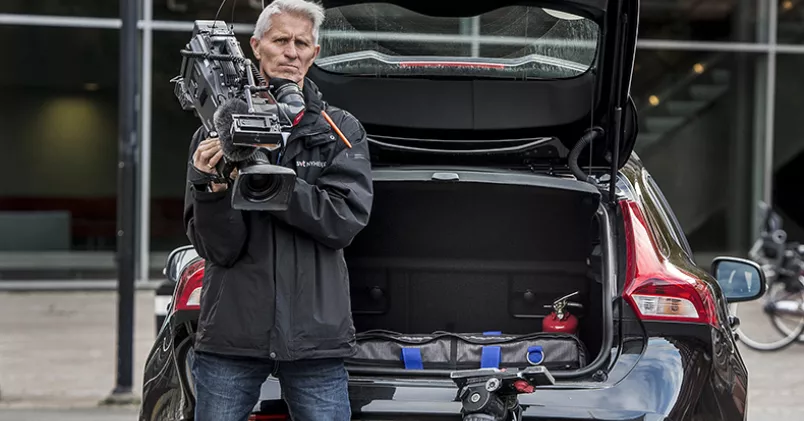 Flera av SVT:s fotografer, inte bara Peter Comstedt, har fått ryggproblem efter att ledningen bytt ut bilparken. Per Knutsson