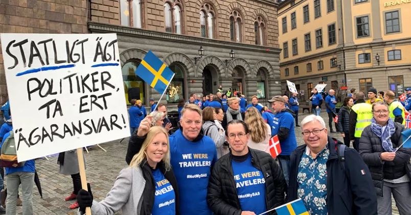 Manifestation vid Mynttorget i Gamla stan i Stockholm. Kabinklubbens Viktoria Svensson, Åke Leijon, Patrik Westerlund samt Martin Johansson från Unionenklubben för markpersonalen. Ola Rennstam.