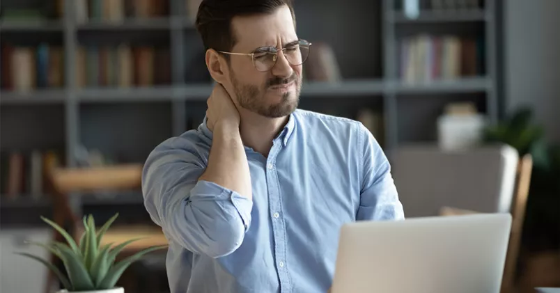 Allt fler upplever att de sitter stilla på jobbet. Shutterstock