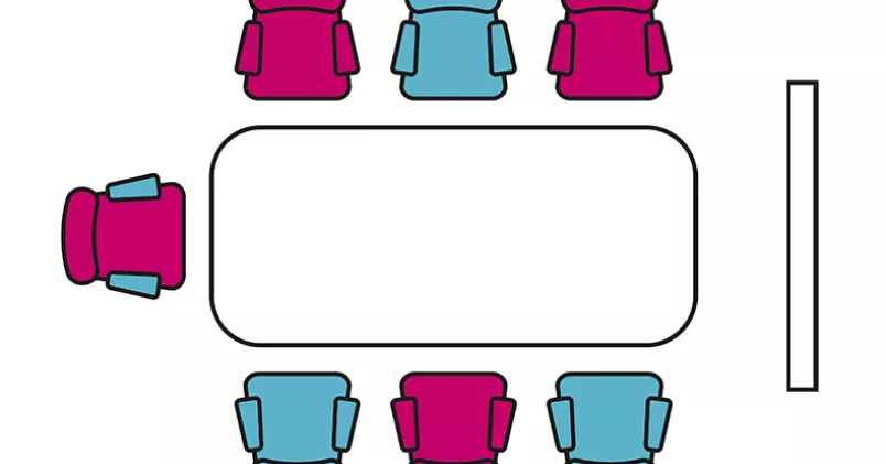 Styrelserum med rosa och blåa stolar.