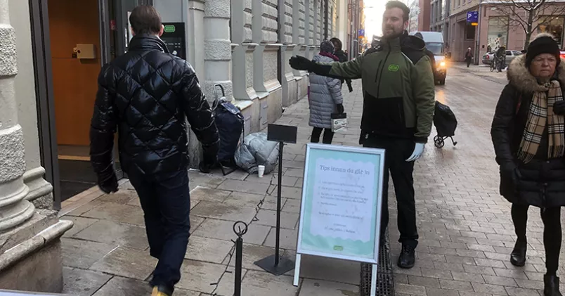 Erik Backlund slussar in kunder på Systembolaget i Uppsala. Johanna Rovira / Kollega