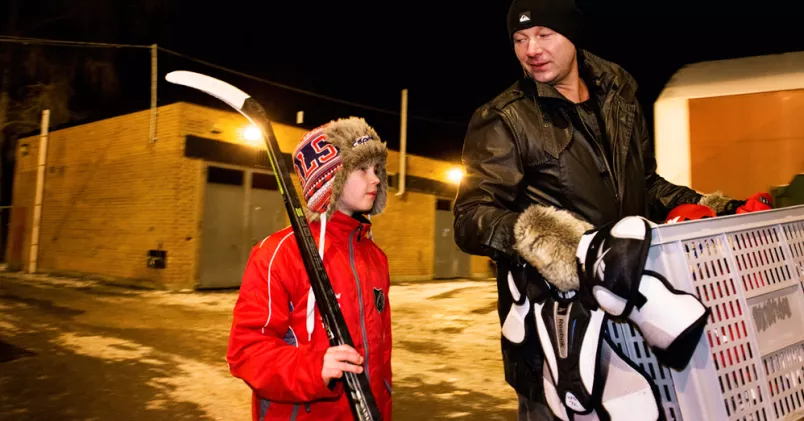 Tvåbarnspappan Carl-Michael Bergman har aldrig anmält vab, men vobbar ibland. Carl-Michael Bergman till höger med sin son, till vänster.
