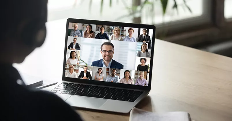 Ett tips till dig som är förtroendevald är att passa på att kallprata lite vid mötet för att fånga upp om någon mår dåligt. Shutterstock