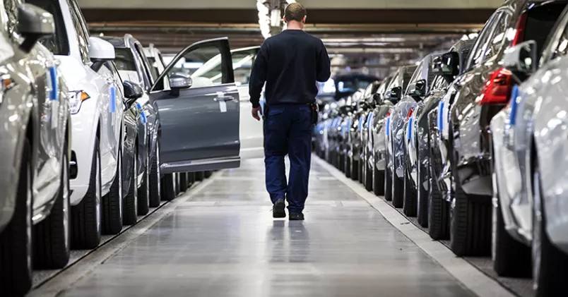 Volvo Cars anställda i produktionen har jobbat på plats under hela pandemin. Nu ska även tjänstemännen återgå till kontoret. Thomas Johansson / TT