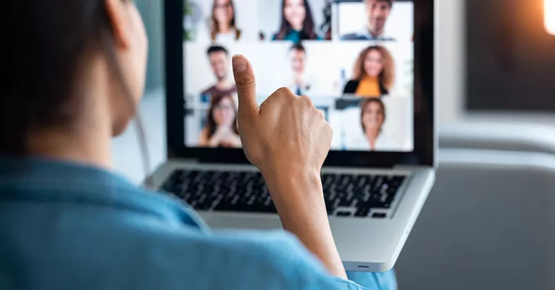 Vi vill gärna avsluta videmöten så fort som möjligt, därför låter vi ofta bli att säga det vi ville vilket leder till grupptänkande eller "zoomthink". Shutterstock