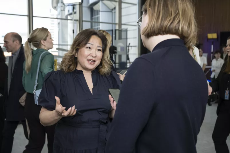 Kollega möter Jessica Polfjärd (M) utanför EU-parlamentets omröstningssal. Hon säger att konflikterna om den svenska modellen i EU är Socialdemokraternas fel. Jessica Polfjärd, EU-parlamentariker för Moderaterna, intervjuas utanför EU-parlamentets omröstningssal.