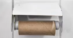 En tom toapappersrulle i en hållare.