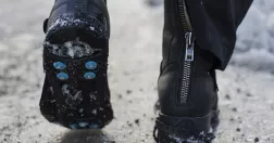 Skor med broddar går på isigt underlag.