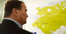 Stefan Löfven tittar på en karta över Södermanland.