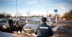 Medarbetare på Saab i Trollhättan utanför fabriken efter informationsmötet om konkursansökan