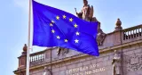 EU-flagga utanför riksdagen inför EU-valet. Partierna röster olika om den svenska modellen, visar Kollegas genomgång.