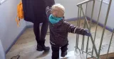 Mamma och barn går i en trappa Mamma och barn går i en trappa