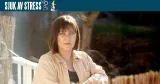 Malin Hägg En kvinna står och lutar sig mot ett staket