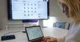 Frida Polli, grundare av det amerikanska AI-företaget Pymetrics, visar hur programmet används vid rekrytering. Frida Polli, grundare av det amerikanska AI-företaget Pymetrics, visar hur programmet används vid rekrytering.