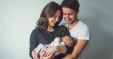 Vi reder ut alla frågetecken inför föräldraledigheten. Föräldrapar med bebis i famnen.